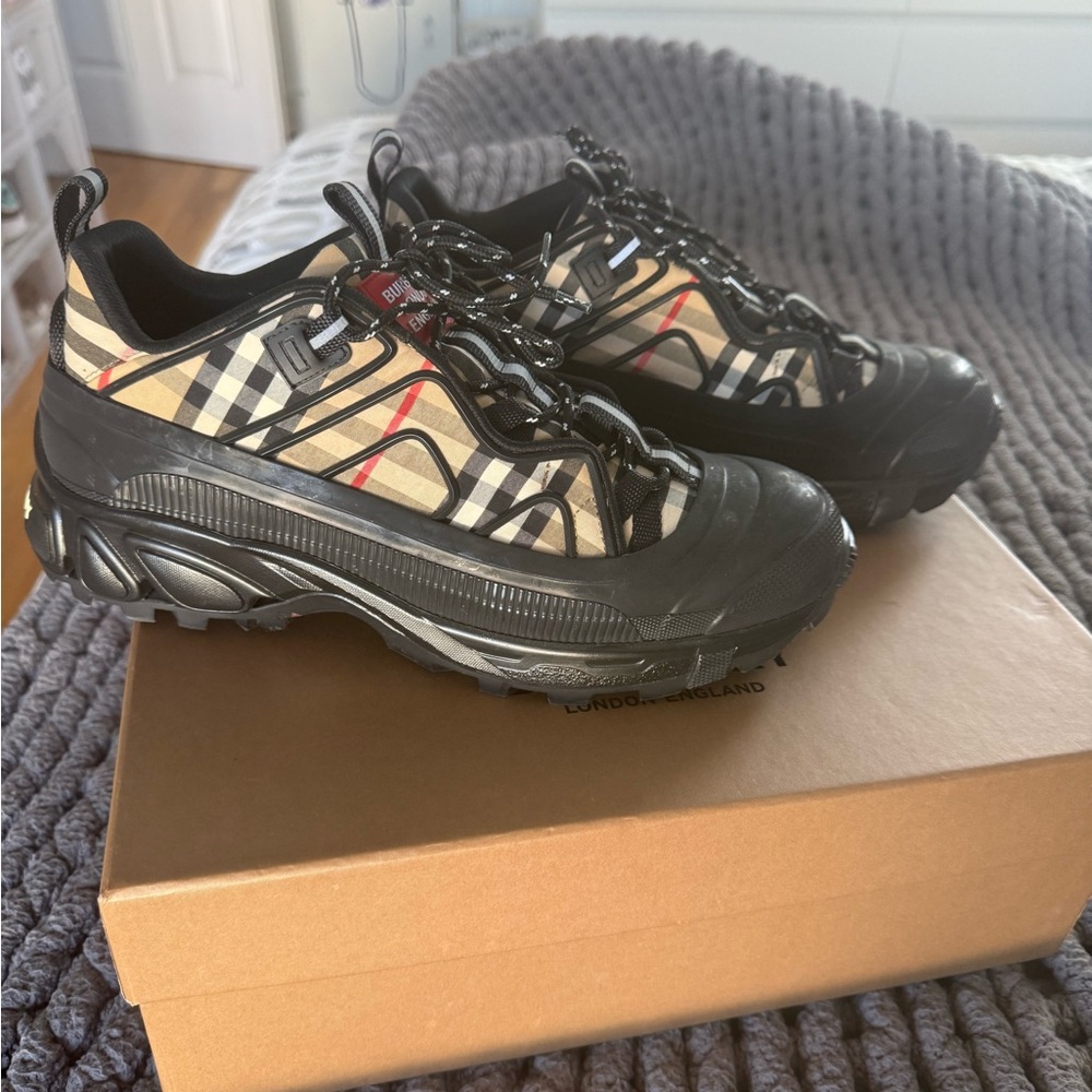 Burberry Men's Black and Beige Athletic Shoes